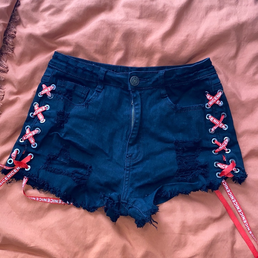 BLACK DISTRESSED SHORTS
